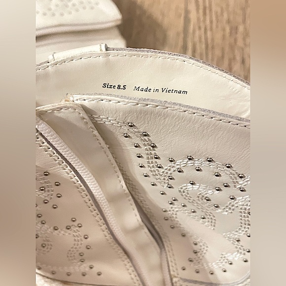 (LIKE NEW) Dolce Vita Solow Stud Western Boot Size 8.5 (NWOT) Never worn. - Picture 6 of 11